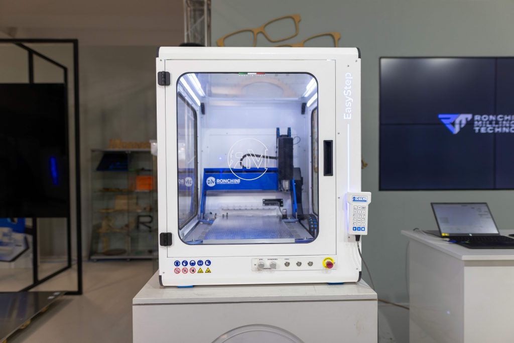 EasyStep - CNC Benchtop milling machine - Ronchini Milling Technologies